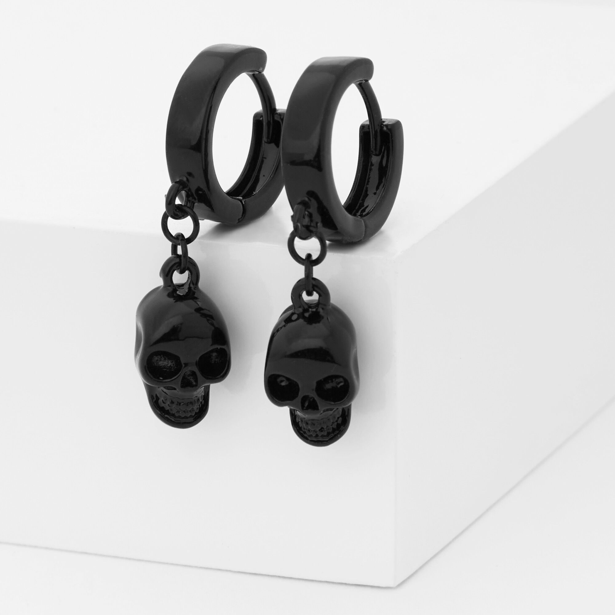 Black skull earrings deals